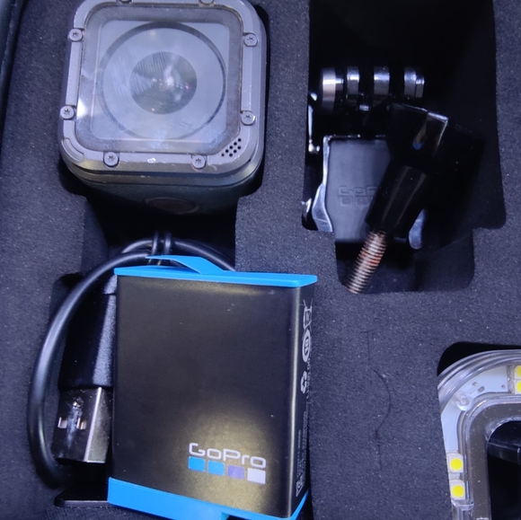 Go pro camera - Picture 3 of 4